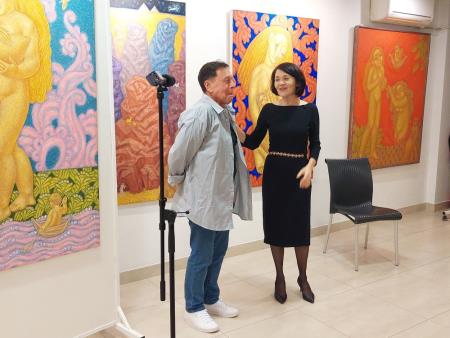 Kuratorka razstave  in slikar (2)